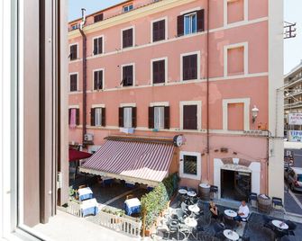 B&B Piazza Fratti - Civitavecchia - Будівля