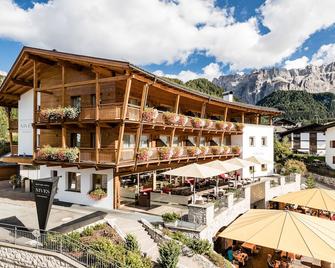 Boutique Hotel Nives - Luxury & Design in the Dolomites - Sëlva - Gebouw