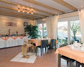 Multi-bed room 1 with WC and shower, air-conditioned - Gästehaus Hauser - Rust - Restaurant