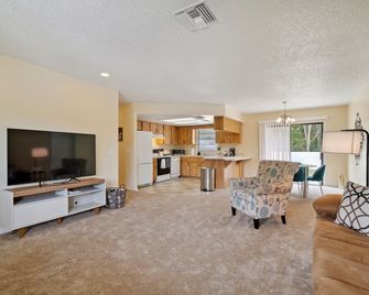 Charming Cottage Escape 3 Bedroom Home by RedAwning - Crystal River - Wohnzimmer