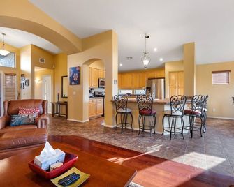 Poolside in Gold Canyon | Superstition Views, Fire Pit, Hiking, Golf, Zipline & Unique Fun - Gold Canyon - Sala de estar