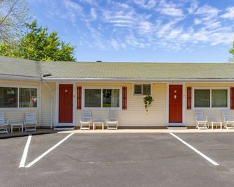 Gallagher`s Travels Room 10 (Queen Bed) - Bar Harbor - Building