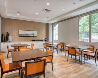 Splendid San Bruno 1BR w/ Gym, Pool & Spa, near highways, by Blueground - San Bruno - Restaurant