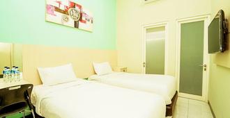 Ardhya Guesthouse Syariah by ecommerceloka - Surabaya - Bedroom