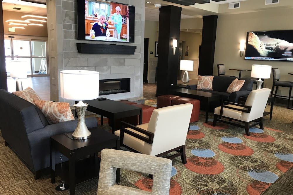 King Suite. Free Breakfast. Pool With A Slide. Great For Business Travelers! - Fitchburg - Salónek