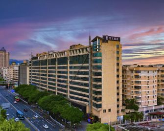 Elong Hotel (Zhaoqing Qixingyan Archway Plaza) - Zhaoqing - Building