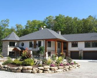 Unique Setting - Built on Quarry Bed - Fish Creek - Building