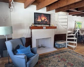 The Quechee Acorn! Cozy 2-bedroom condo near amazing amenities! - Hartford - Sala de estar