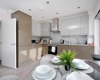 Town Center 2 bed Serviced Apartment 08 with parking, Surbiton By 360Stays - Surbiton - Cuisine