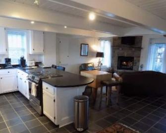 This working homestead is a destination not just a place to stay. - Sperryville - Kitchen