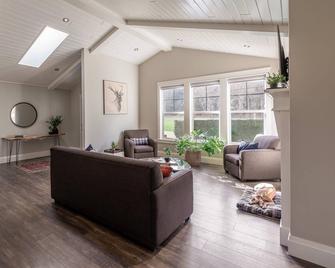 Get ready to relax and unwind at The Antler House, a spacious cottage retreat! - Agassiz - Lobby