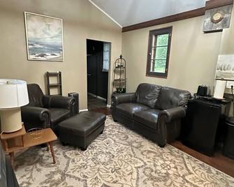 Cozy Little Cabin #4 - Big Rapids - Вітальня