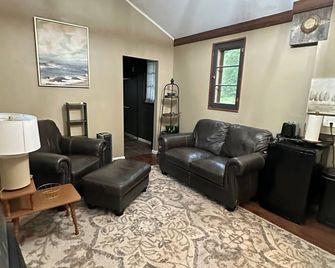 Cozy Little Cabin #4 - Big Rapids - Wohnzimmer