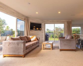 Stunning Surfers 4 Bedroom Beach House - Waihi Beach - Living room