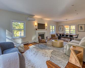 Renovated Country Retreat, 11+ Acres by Evergreen Home - Old Chatham - Sala de estar