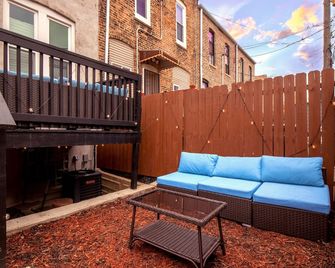 NEW Private West Loop 1br with Backyard near Green Line and CTA - Chicago - Balcón