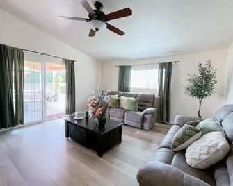 4B3B Modern Spacious House with Nice Backyard - Azusa - Living room