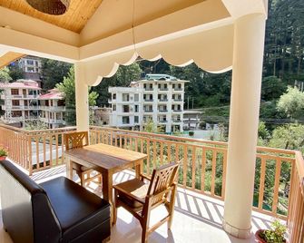 Hotel Purnima River View - Manali - Balcón