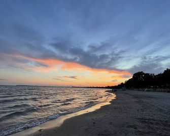 Cozy Little Cottage on Long Beach - Wainfleet - Beach