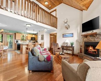 Near Silver Dollar City! Spacious Family-sized Rental - Reeds Spring - Living room