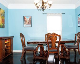 Spacious 5-bedroom house with WiFi, AC and parking in peaceful Southaven. - Southaven - Dining room
