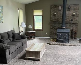 3 Bedroom High End House With Hot Tub Close To Erie Canal And Golf Courses - Spencerport - Huiskamer