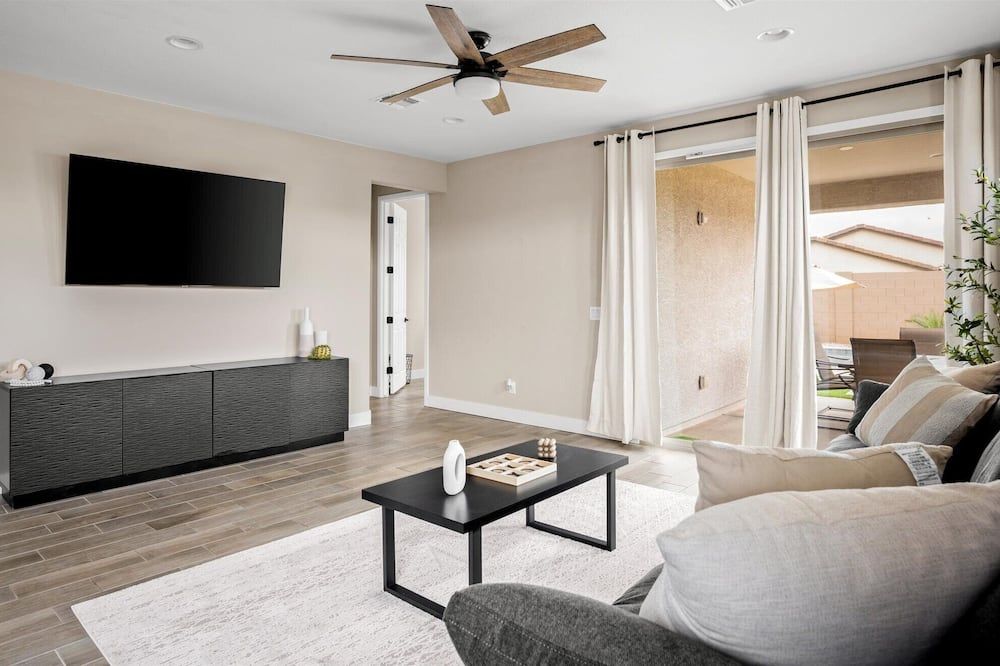 3 BR home w/Pool & Game room - פיניקס - סלון