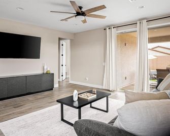 3 BR home w/Pool & Game room - פיניקס - סלון