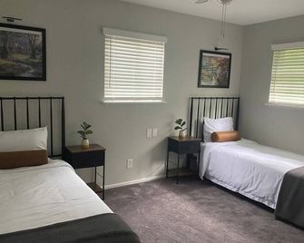 Cozy modern retreat 4-bedroom house in charming Killeen with WiFi, AC - Killeen - Bedroom