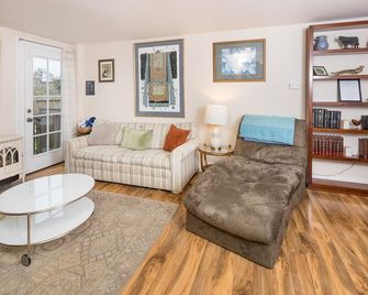 Downtown Drift -Historic Arcata Home on the first floor - Hot Tub, Sauna & Bikes - Arcata - Huiskamer