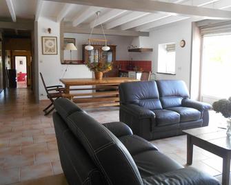 Comfortable 4-star gîte with heated swimming pool and fishing ponds. - Asnières-sur-Blour - Sala de estar