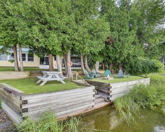 Waterfront North Hero Home w/ Screened Porch - North Hero - Patio