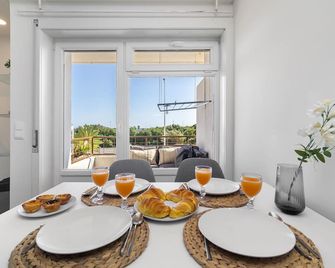 Whome Study & Surf Carcavelos 1-Bed By Beach & Nova Sbe - Carcavelos - Dining room