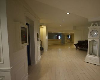 White Day Hotel - Buri Ram - Pasillo