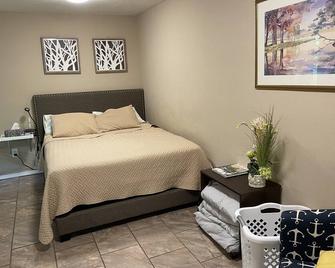 River cabin w access. close to town. Hot tub! 35 foot deck - Nixa - Habitación
