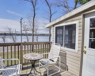 One Bedroom Cottage W/Loft By The Moon River - Mactier - Balcony