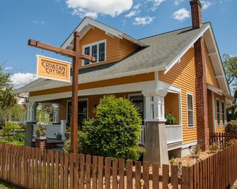 History Loves Company-1920's Arts and Crafts Sears Kit Home-family/dog Friendly - Manteo - Building