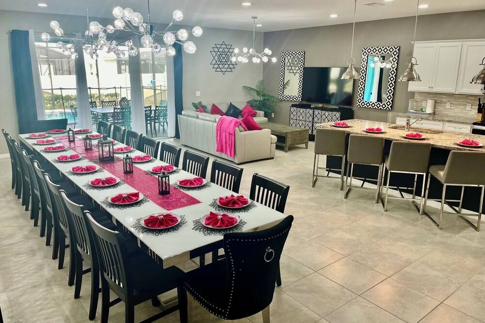 Spacious 10-Bedroom Family Retreat: Kid-Friendly Resort with Fun Amenities: - Davenport - Restaurant