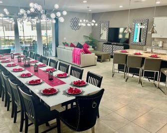 Spacious 10-Bedroom Family Retreat: Kid-Friendly Resort with Fun Amenities: - Davenport - Restaurant