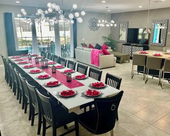 Spacious 10-Bedroom Family Retreat: Kid-Friendly Resort with Fun Amenities: - Davenport - Restaurant