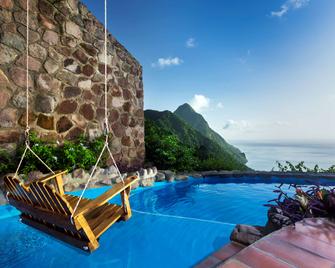 لاديرا ريزورت - لبالغين فقط - سوفرير - حوض السباحة