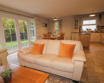 Gooseberry Cottage, Pet Friendly In Lisnaskea, County Fermanagh - Enniskillen - Living room