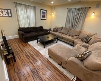 1300 sq foot private apartment for a world class Utah ski trip! - Salt Lake City - Living room