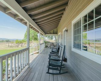 The Vineyard Farmhouse Villa - Paso Robles - Balcony