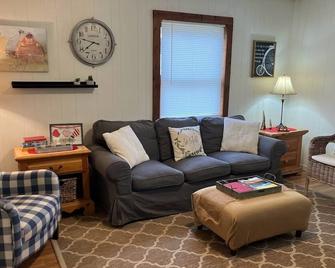 Four Acre Farmhouse with Spectacular Mountain Views - Sparta - Living room