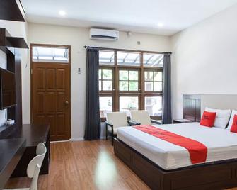 RedDoorz Plus near Mall Roxy Banyuwangi - Banyuwangi - Habitación