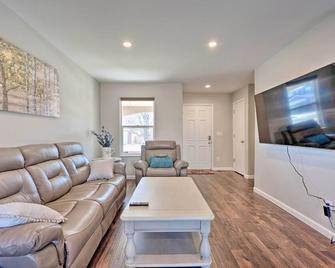 Furnished Patio: Spacious Thornton Home - Thornton - Living room
