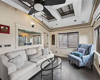 Villa Palazzo D'Stella at the Retreat - Laguna Beach - Living room
