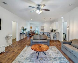 Eagle's Refuge - Close to GSU & Paulson Stadium - Statesboro - Living room