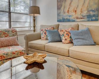 #114 Colorful Charming Condo 2bdr/2 Parking - Hilton Head Island - Sala de estar